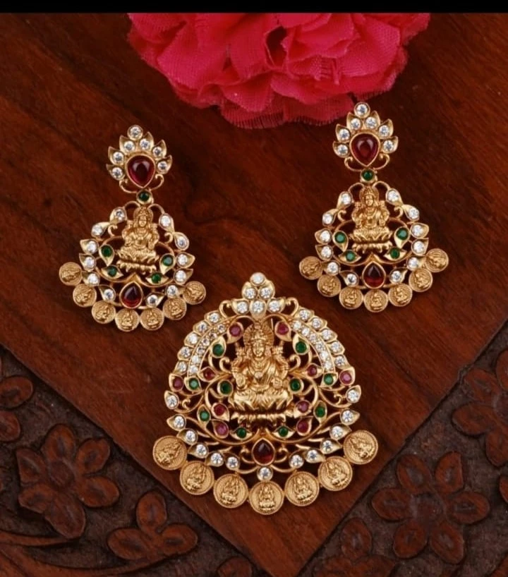 Premium quality matte finish pendant with earrings